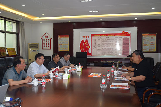 臨汾市市場(chǎng)監(jiān)督管理局局長(zhǎng)、非公企業(yè)黨委書記張東紅<br>在科海集團(tuán)調(diào)研非公黨建工作